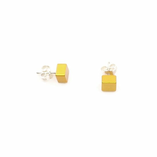 Pendientes de cubo dorados con acabado brillante.