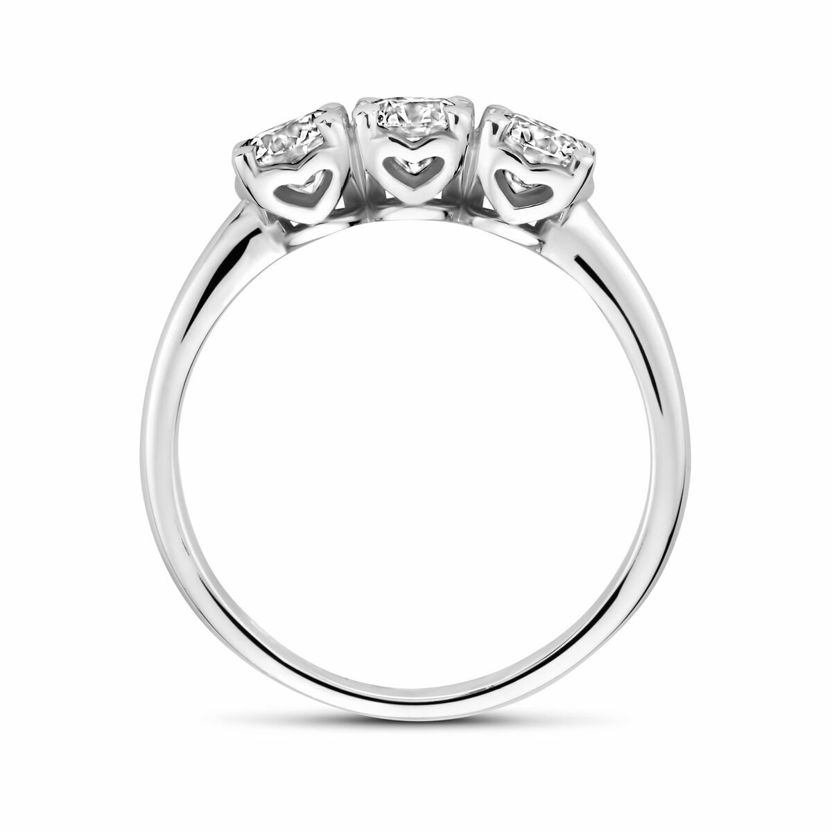 De Van der Kooij Collectie ring trilogie lab grown diamant 0.90ct g vs 14K witgoud heeft drie in rij gezette diamanten met hartvormige details onder elke steen. De aanzoeksring wordt afgebeeld tegen een witte achtergrond.