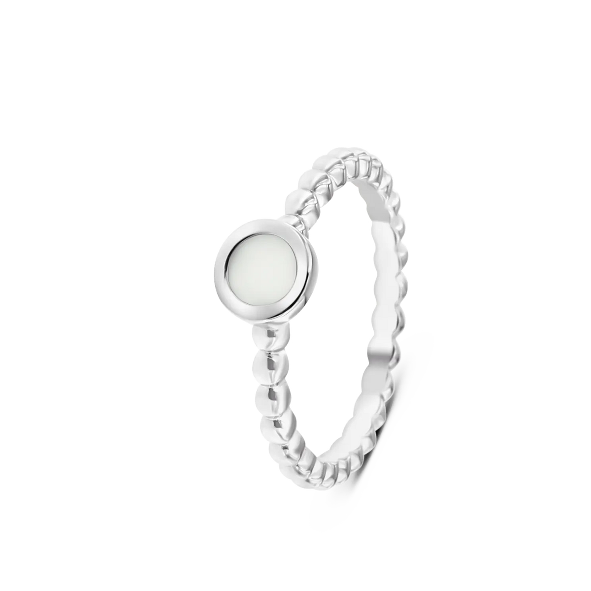 Anillo de plata con diseño trenzado y una piedra blanca en el centro.