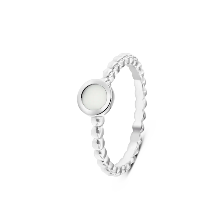 De Isabelle | AsRing Zilver van See You heeft een sterling zilveren kralenband met een ronde, gladde witte steen in een eenvoudige bezelzetting. Het gepolijste uiterlijk op een effen witte achtergrond maakt het een elegante aanvulling op elke persoonlijke assieraadcollectie.