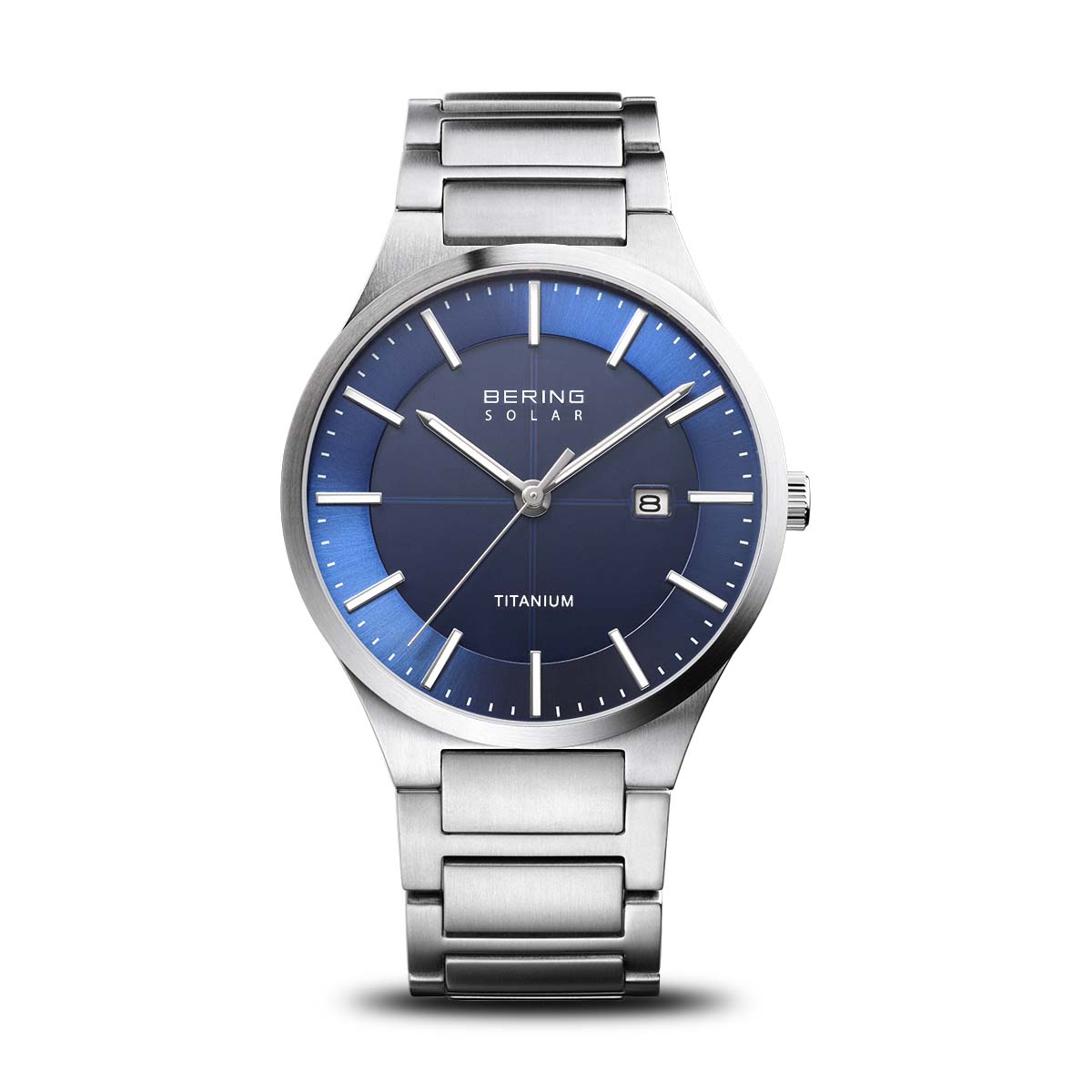 Reloj de titanio con esfera azul y detalles plateados, correa de eslabones.