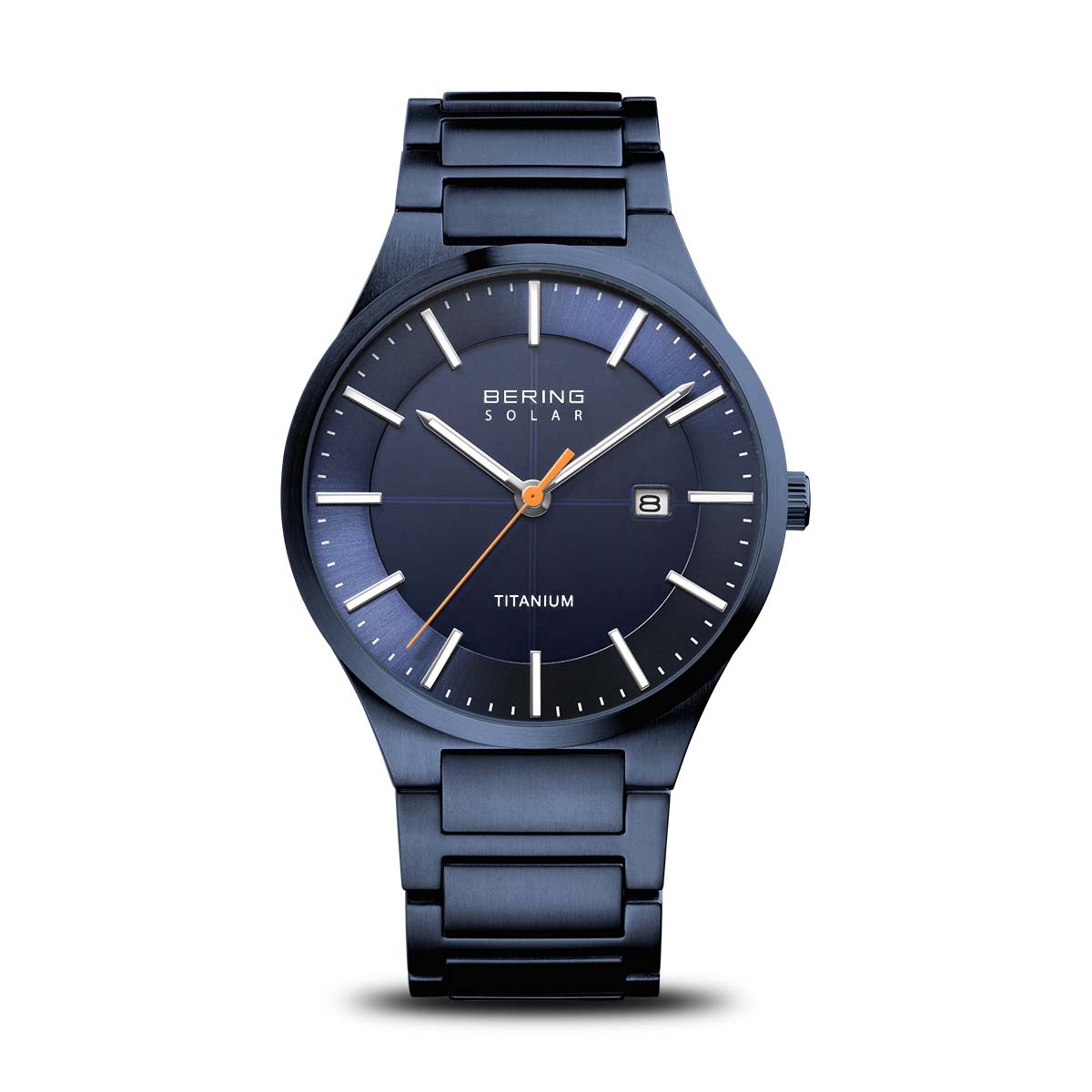 Reloj de titanio con esfera azul, correa de eslabones y detalles en naranja.