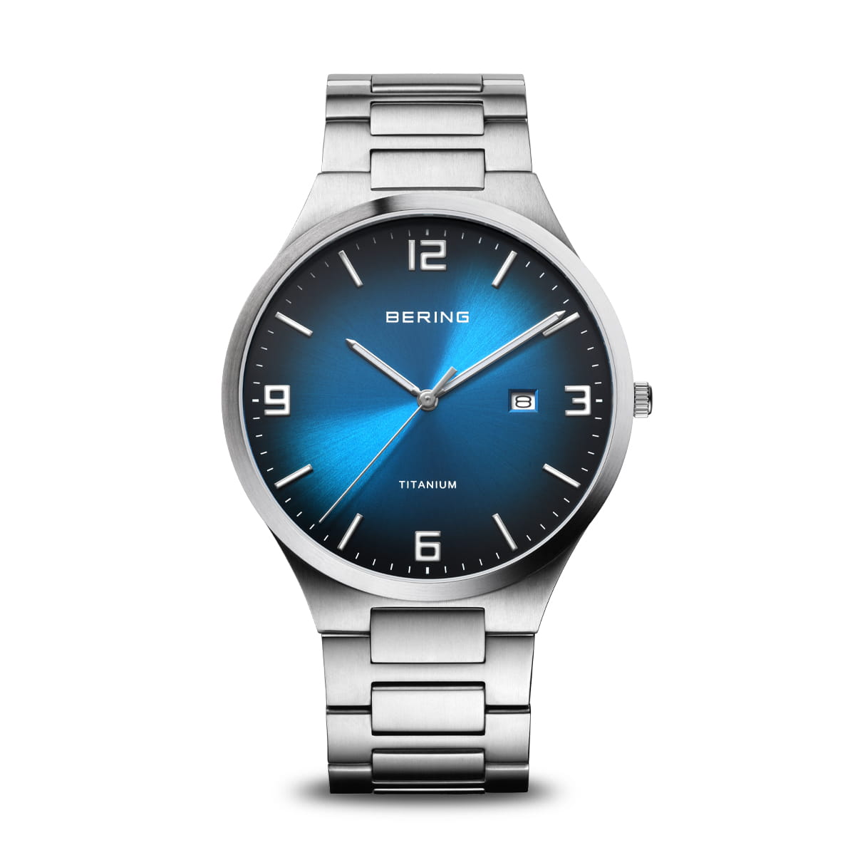 Reloj de titanio con esfera azul degradada y correa de acero inoxidable.