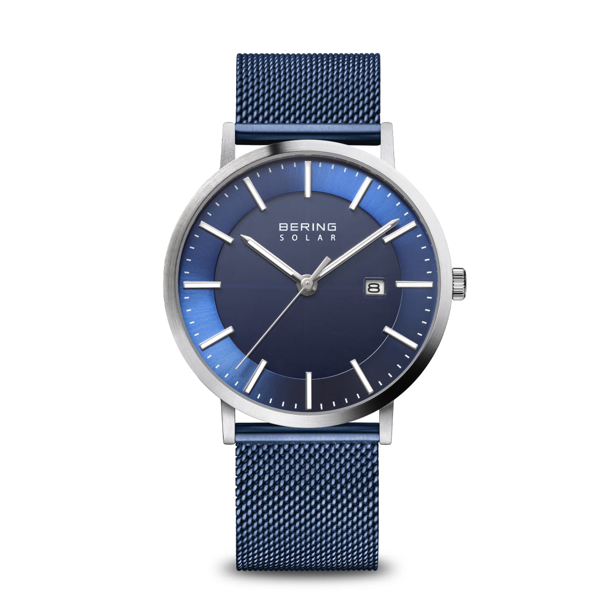 Reloj con esfera azul y correa de malla metálica plateada, detalle de fecha a las tres.