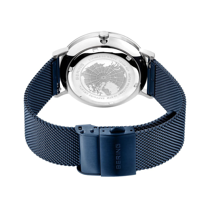 Het Bering 15439-307 horloge heeft een roestvrijstalen achterkant met een wereldkaart en gravures. De marineblauwe mesh band, vastgezet met een sluiting, harmonieert met het duurzame Saffierglas en betrouwbare Solar-uurwerk.