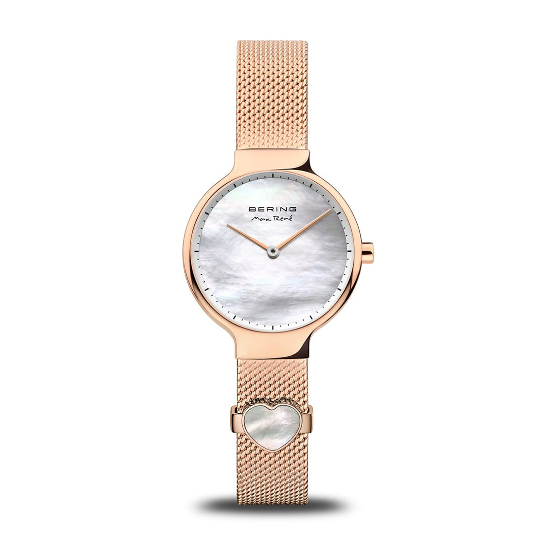 De Bering 15527-364-GWP is een dameshorloge in roségoud met een witte parelmoeren wijzerplaat, meshband, minimalistische uurmarkeringen, merklogo en een hartvormig accent met parelmoeren detail bij de saffierglazen wijzerplaat.