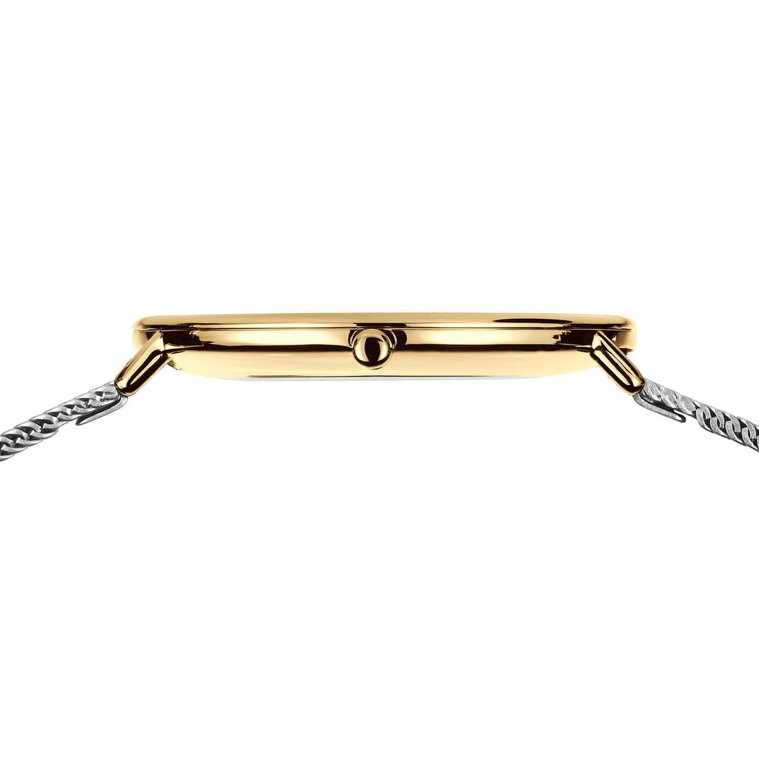 Een zijaanzicht van het slanke, goudkleurige Bering 15739-010 horloge benadrukt de centrale opwindkroon. De tijdloze elegantie is duidelijk zichtbaar met een zilveren meshband die stevig aan beide kanten is bevestigd.
