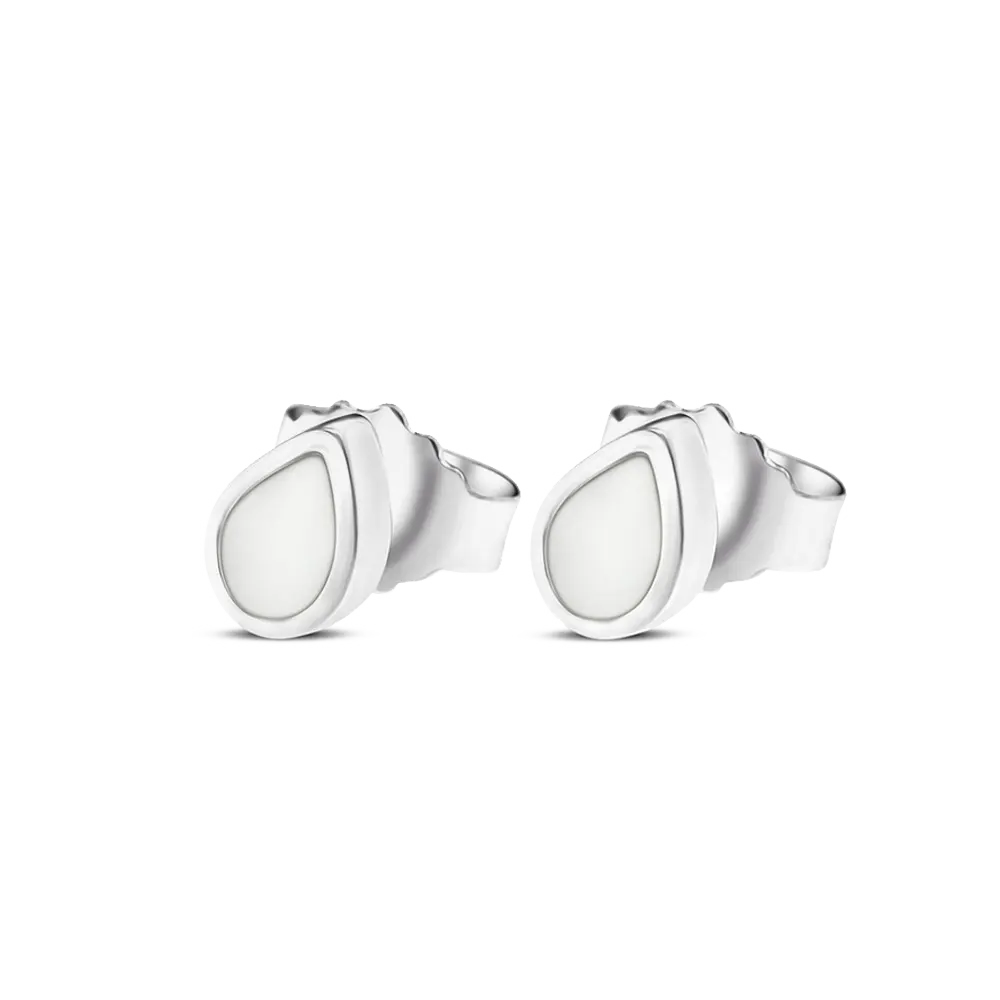 Pendientes de plata en forma de gota con acabado brillante y detalle en blanco.