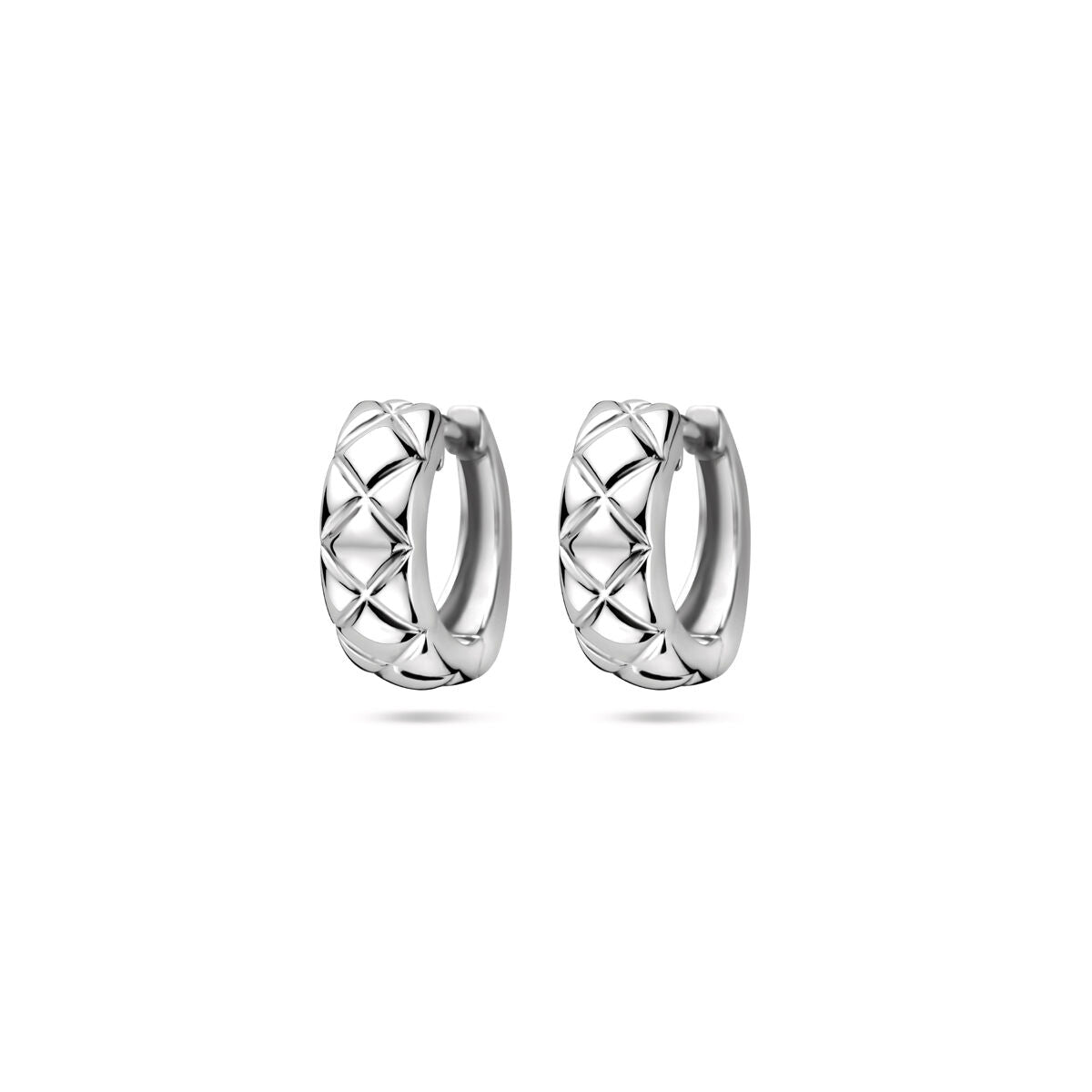 Pendientes de aro de 12,5 mm en plata rodiada con un diseño geométrico.