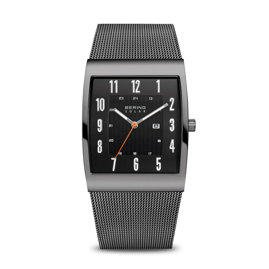 Het Bering 16433-377 horloge op zonne-energie heeft een moderne rechthoekige zwarte wijzerplaat met witte cijfers en een oranje secondewijzer. Het bevat een datumvenster op 3 uur en wordt geleverd met een stijlvolle mesh metalen band.