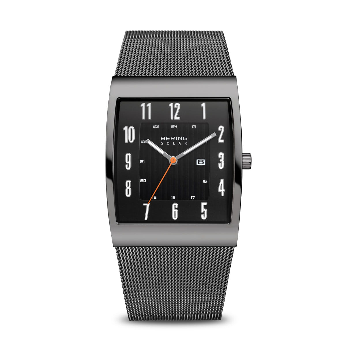 Reloj cuadrado con esfera negra, correa de malla metálica y detalles en naranja.