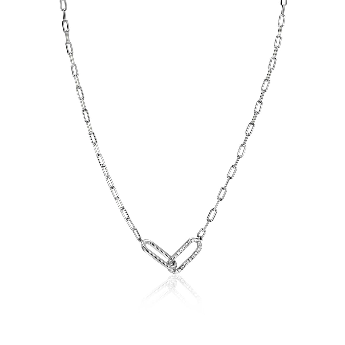Cadena de plata con eslabones y colgante en forma de corazón decorado con circonitas.