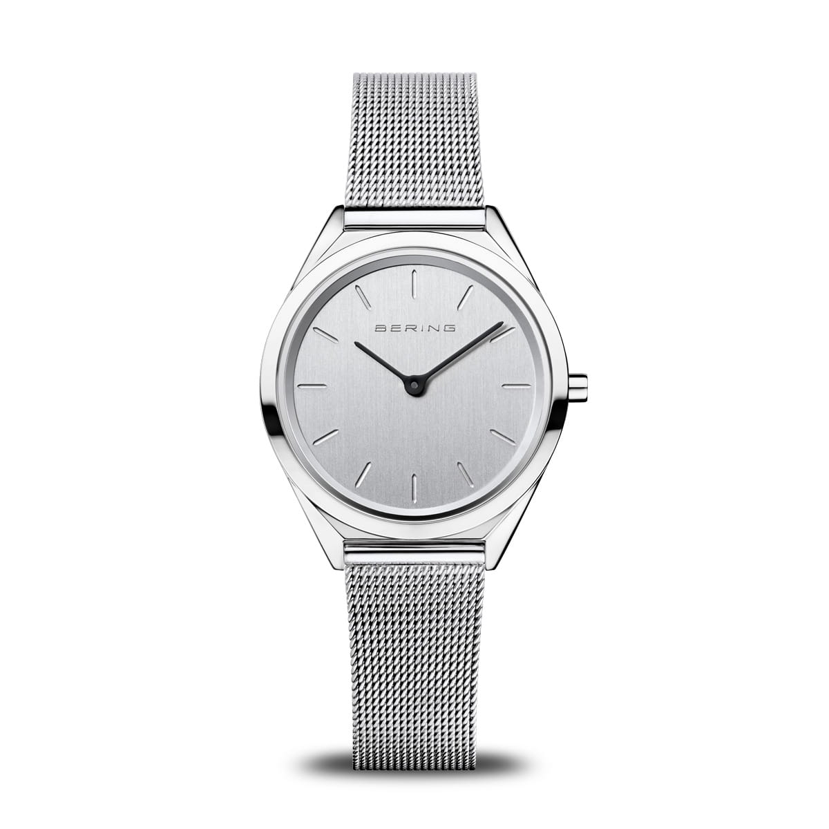 Reloj unisex con esfera plateada, caja octagonal y correa de malla metálica.