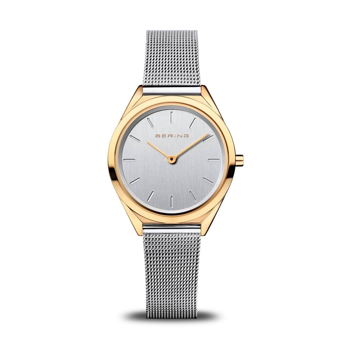 Reloj de mujer con esfera plateada, caja dorada y correa de malla metálica.