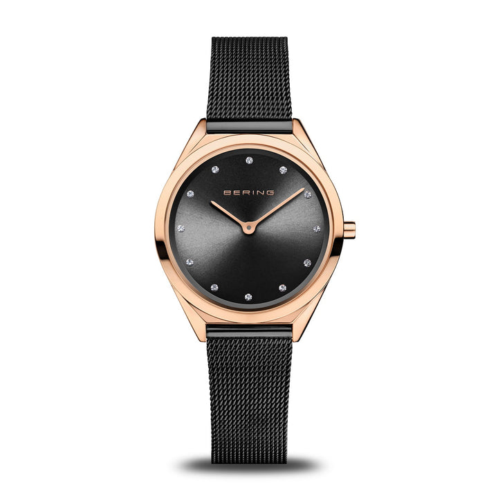 Het Bering 17031-162 Unisex Quartz Horloge heeft een strak design met een zwarte mesh band, roestvrijstalen kast en krasbestendig saffierglas. De zwarte wijzerplaat heeft minimalistische uurmarkeringen met kristallen en roségouden wijzers voor eenvoudige moderne elegantie.