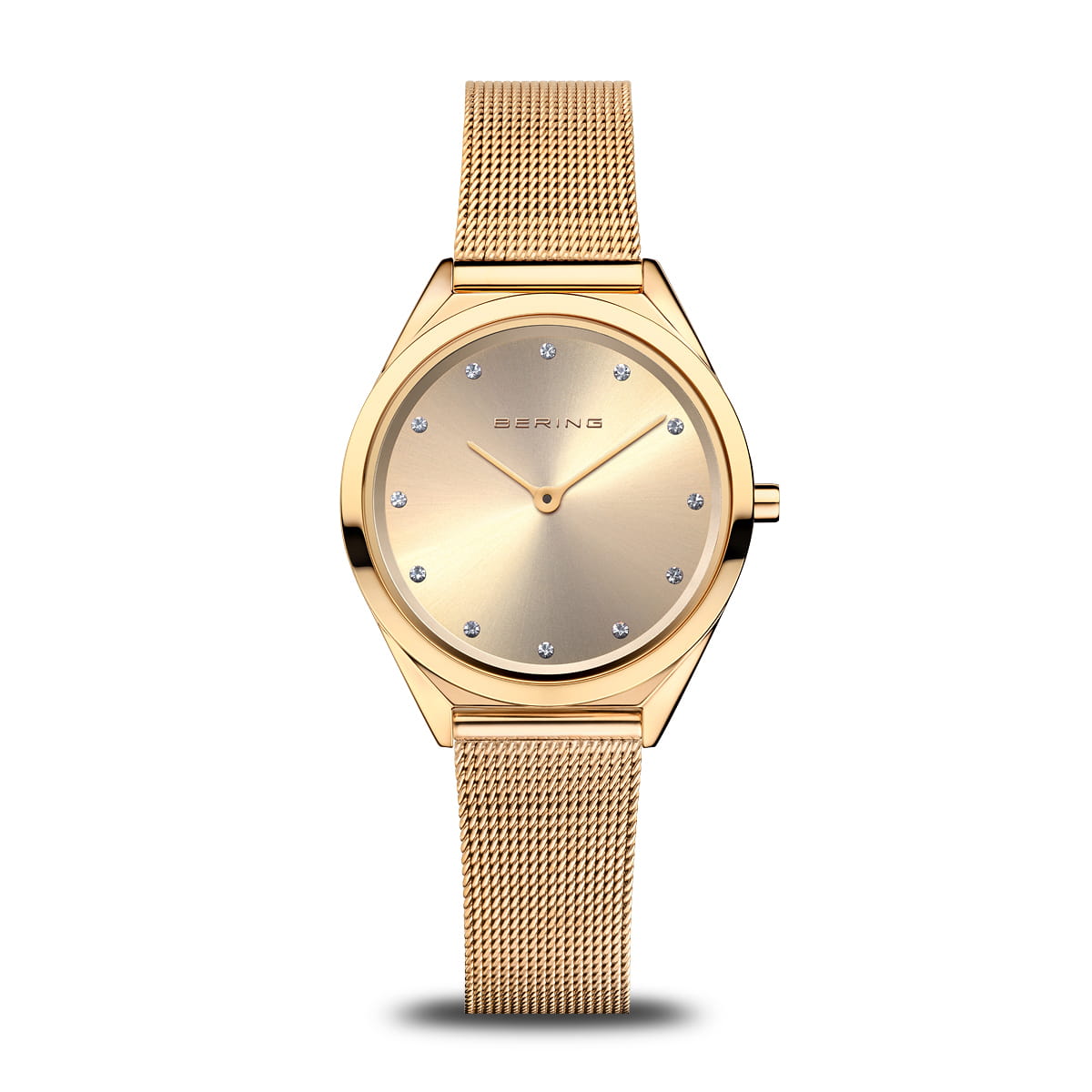 Reloj con caja dorada y esfera plateada, correa de malla dorada y detalles de brillantes.