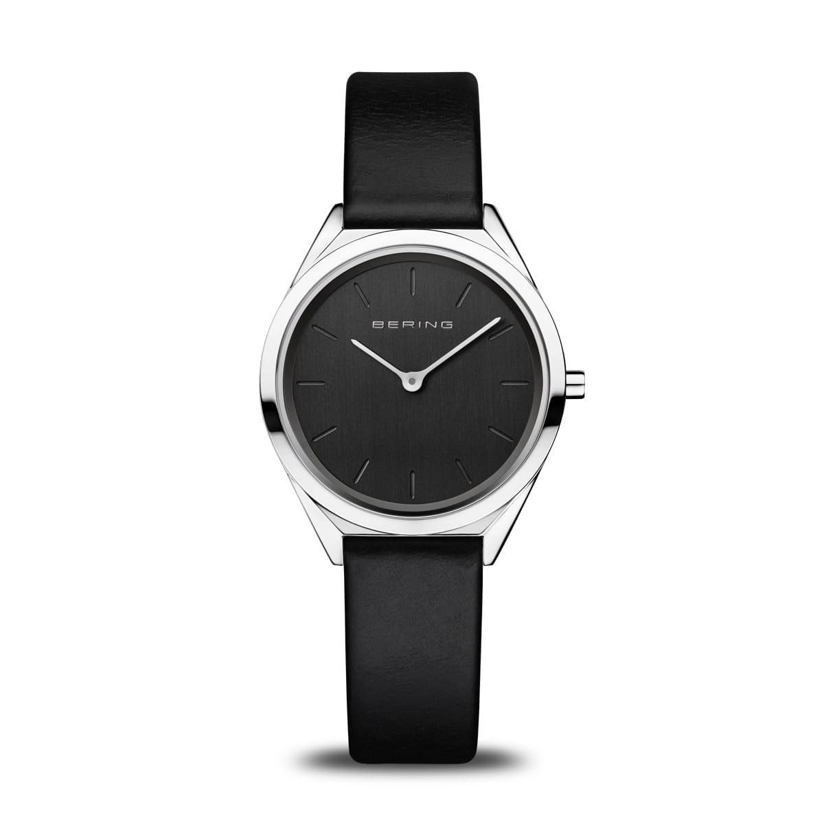 Reloj de dama con esfera negra, caja plateada y correa de cuero negra.