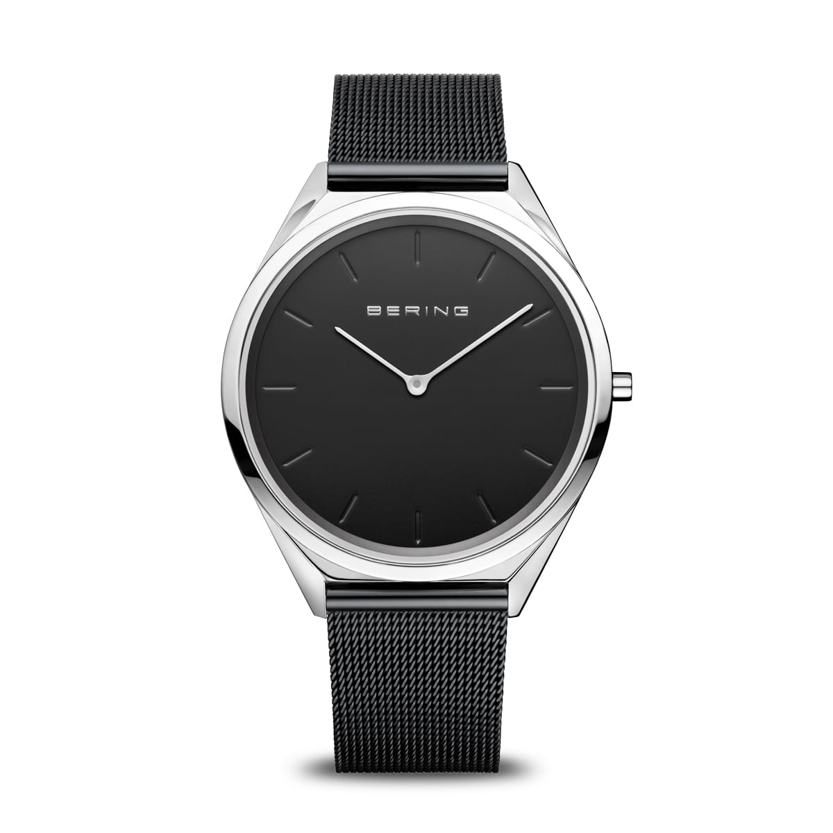 Reloj unisex con esfera negra, caja plateada y correa de malla metálica.