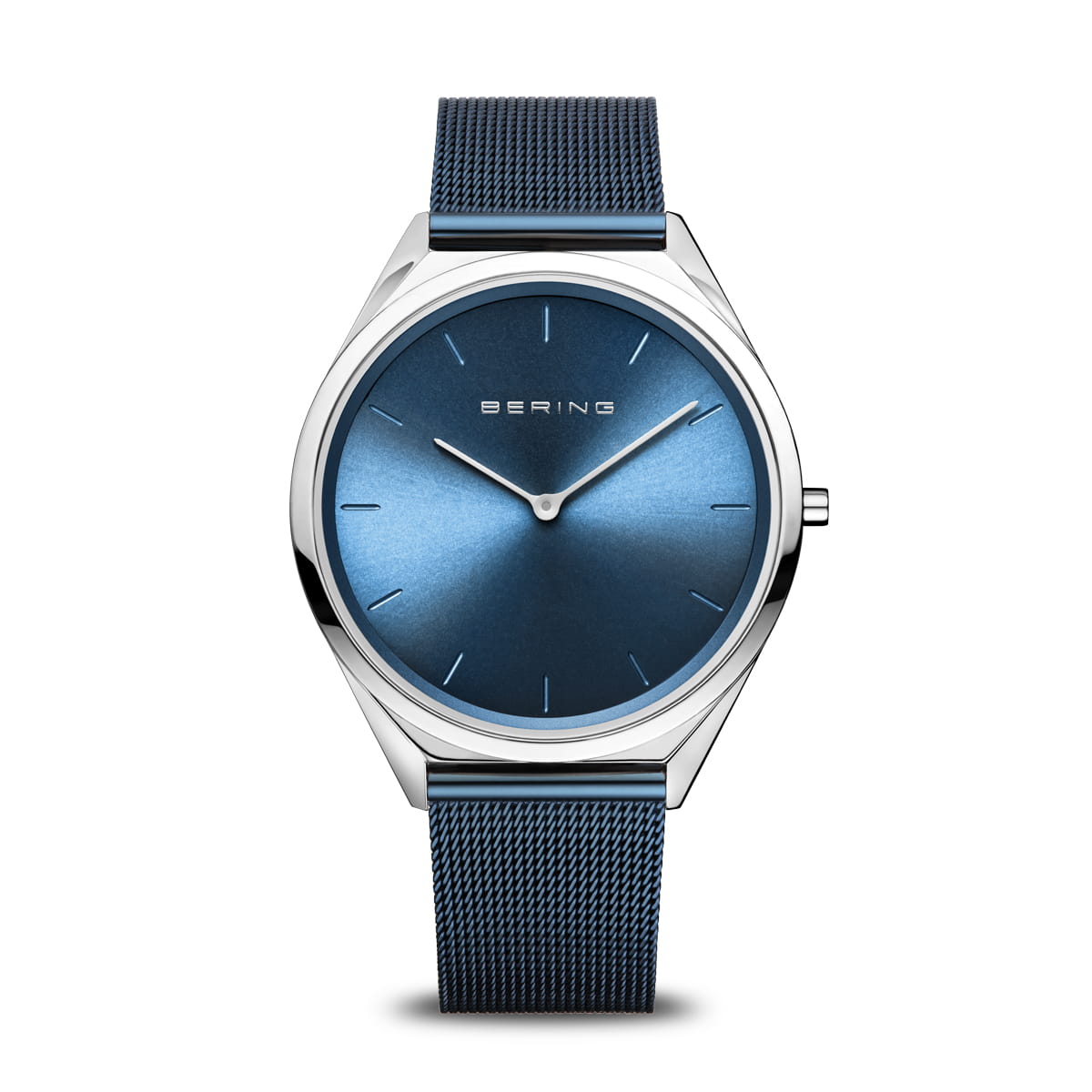 Reloj unisex con esfera azul y correa de malla metálica plateada.