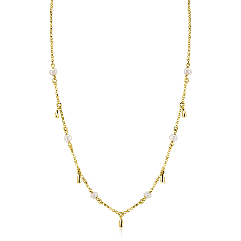 De Zinzi ketting ZIC2753 is een goudkleurige zilveren ketting van het merk Zinzi met gelijkmatig verdeelde zoetwaterpareltjes en goudkleurige druppelbedels, prachtig gepresenteerd op een witte achtergrond.