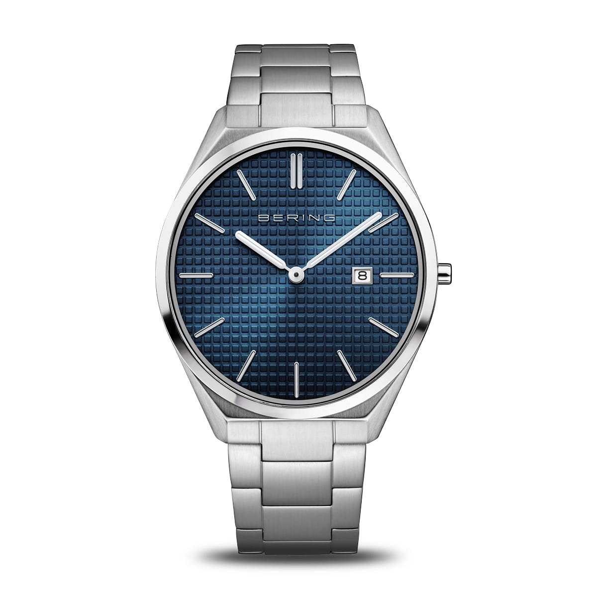 Reloj de hombre con esfera azul, caja plateada y correa de acero inoxidable.