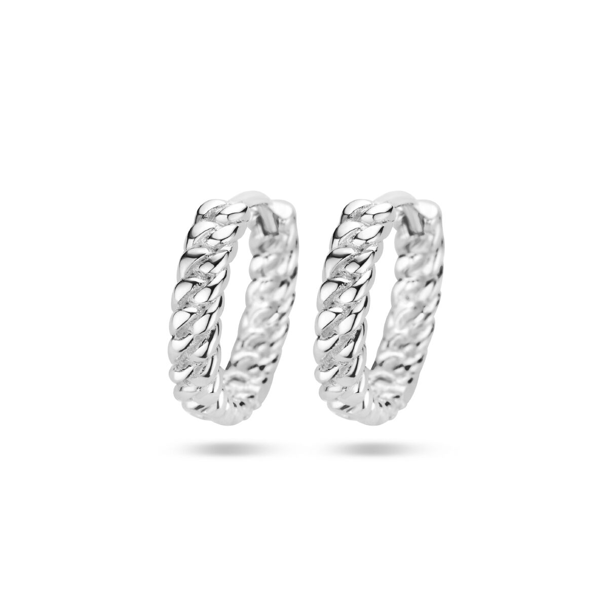 Pendientes de aro plateados con acabado en rodio y diseño trenzado.