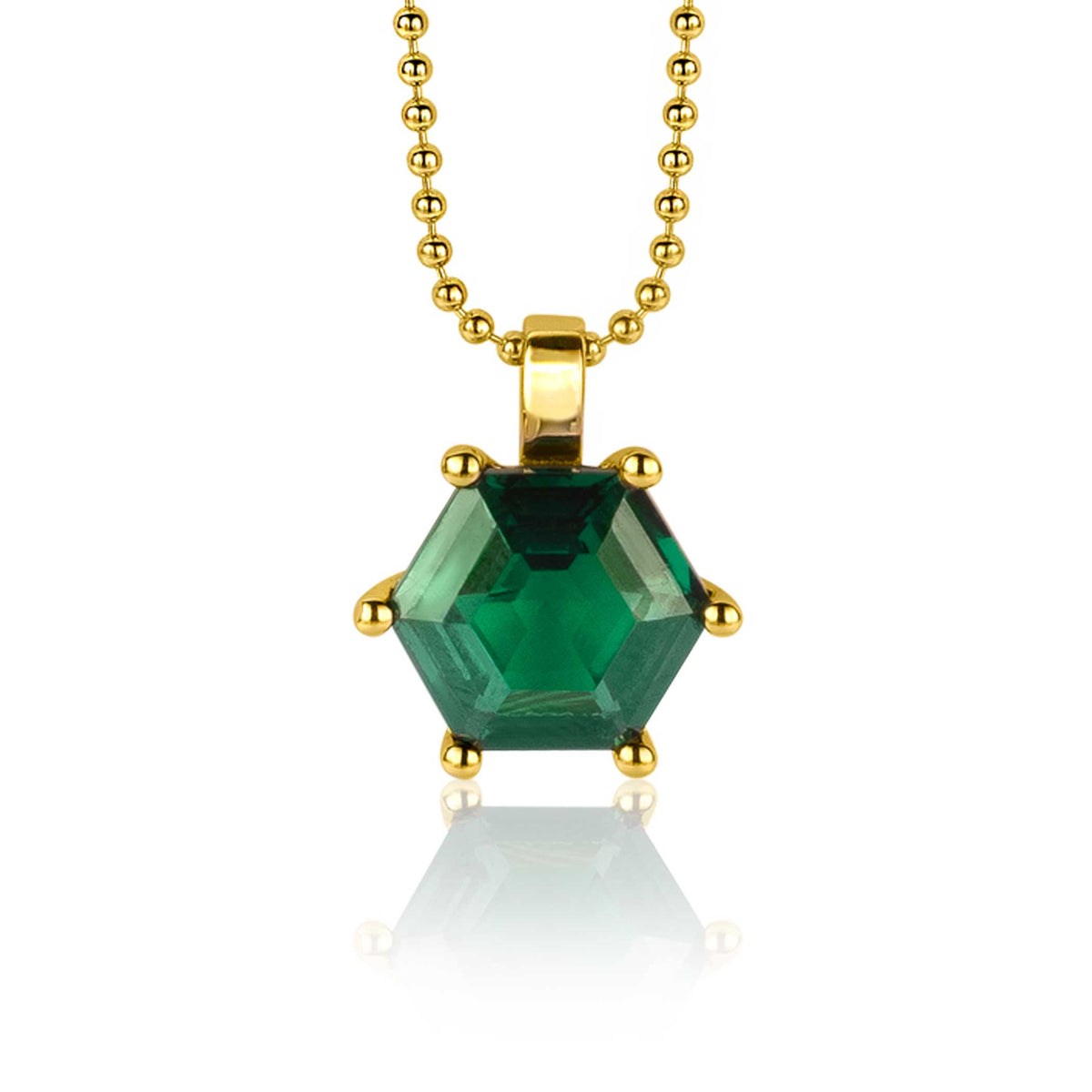 Colgante dorado con forma hexagonal y piedra verde, suspendido de una cadena de bolitas.