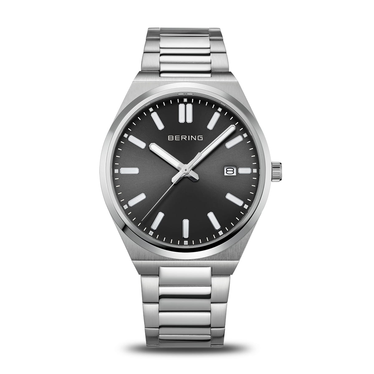 Reloj de hombre con esfera negra, correa de acero inoxidable y detalles plateados.