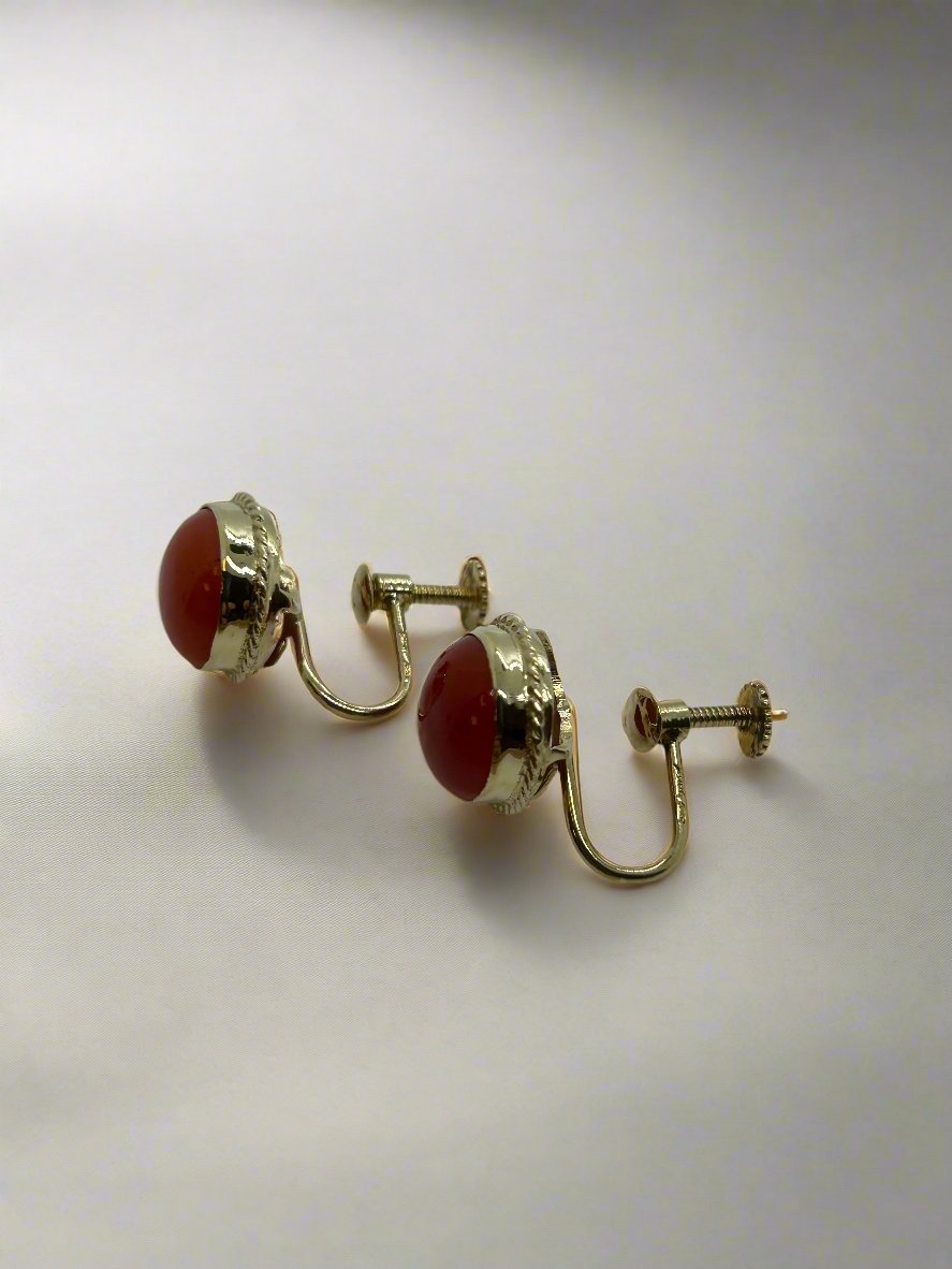 Pendientes vintage de oro de 14k con coral rojo, diseño curvado y detalle en relieve.