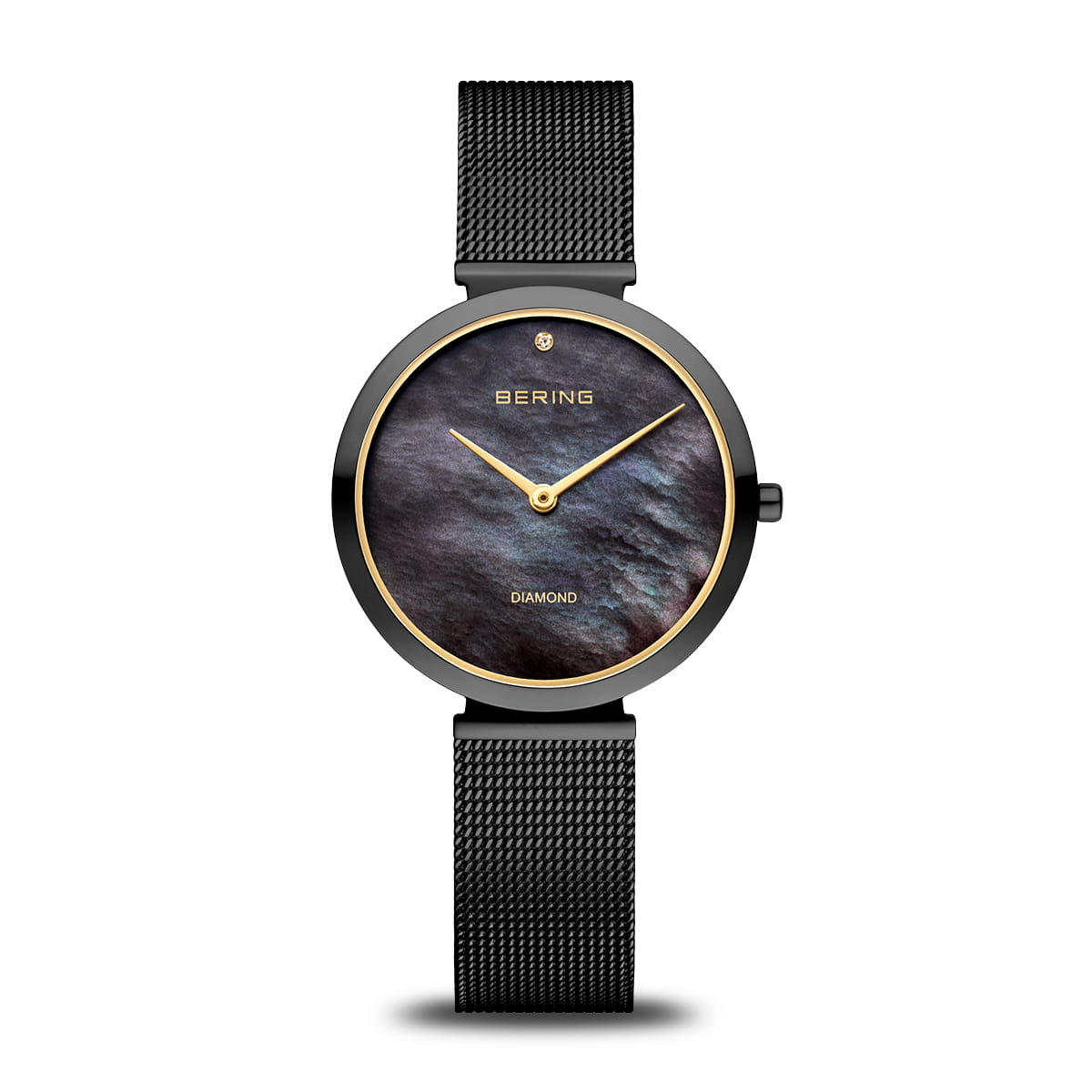 Reloj de mujer con esfera negra, correa de malla metálica y detalles dorados.