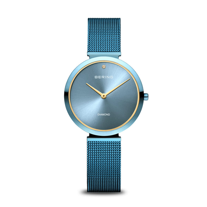 De Bering dames horloge blauwe wijzerplaat - 18132-Charity1 heeft een blauwe mesh band, blauwe wijzerplaat, gouden accenten en een diamant op 6 uur. Dit moderne RVS horloge heeft geen nummers en duurzaam saffierglas voor blijvende elegantie.