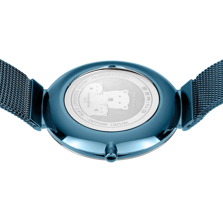 Close-up van de achterkant van het Bering dames horloge blauwe wijzerplaat - 18132-Charity1 met een blauwe mesh band, met daarop gegraveerde ijsberen en productdetails op de achterkant van de kast. Merk: Bering.