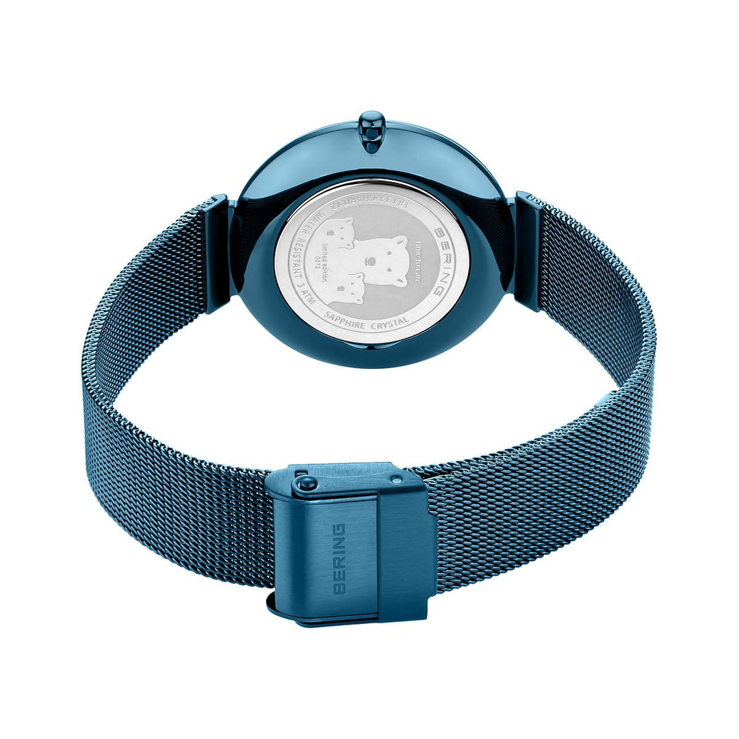 De Bering dameshorloge 18132-Charity2 heeft een blauwe wijzerplaat, een mesh metalen band en een roestvrijstalen achterkant met gegraveerde details. Het heeft een gesloten sluiting met het Bering logo en is uitgerust met een quartz uurwerk.