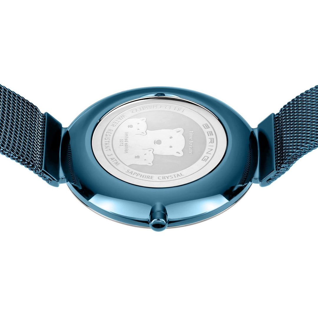 De achterkant van het Bering dames horloge blauwe wijzerplaat (18132-Charity2) is voorzien van een blauwe mesh band, een gegraveerde afbeelding van twee ijsberen en tekst waaronder "quartz uurwerk" en "saffierglas" op de achterkant van de kast.