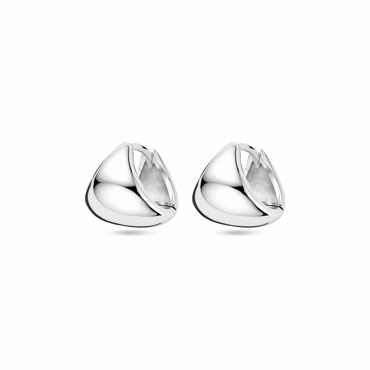 Pendientes de aro plateados con acabado rhodium, de forma triangular y pulido brillante.