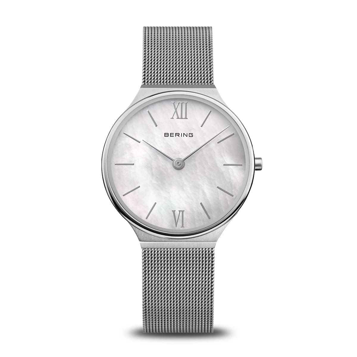 Reloj de mujer con esfera blanca, correa de malla metálica plateada y números romanos en la esfera.