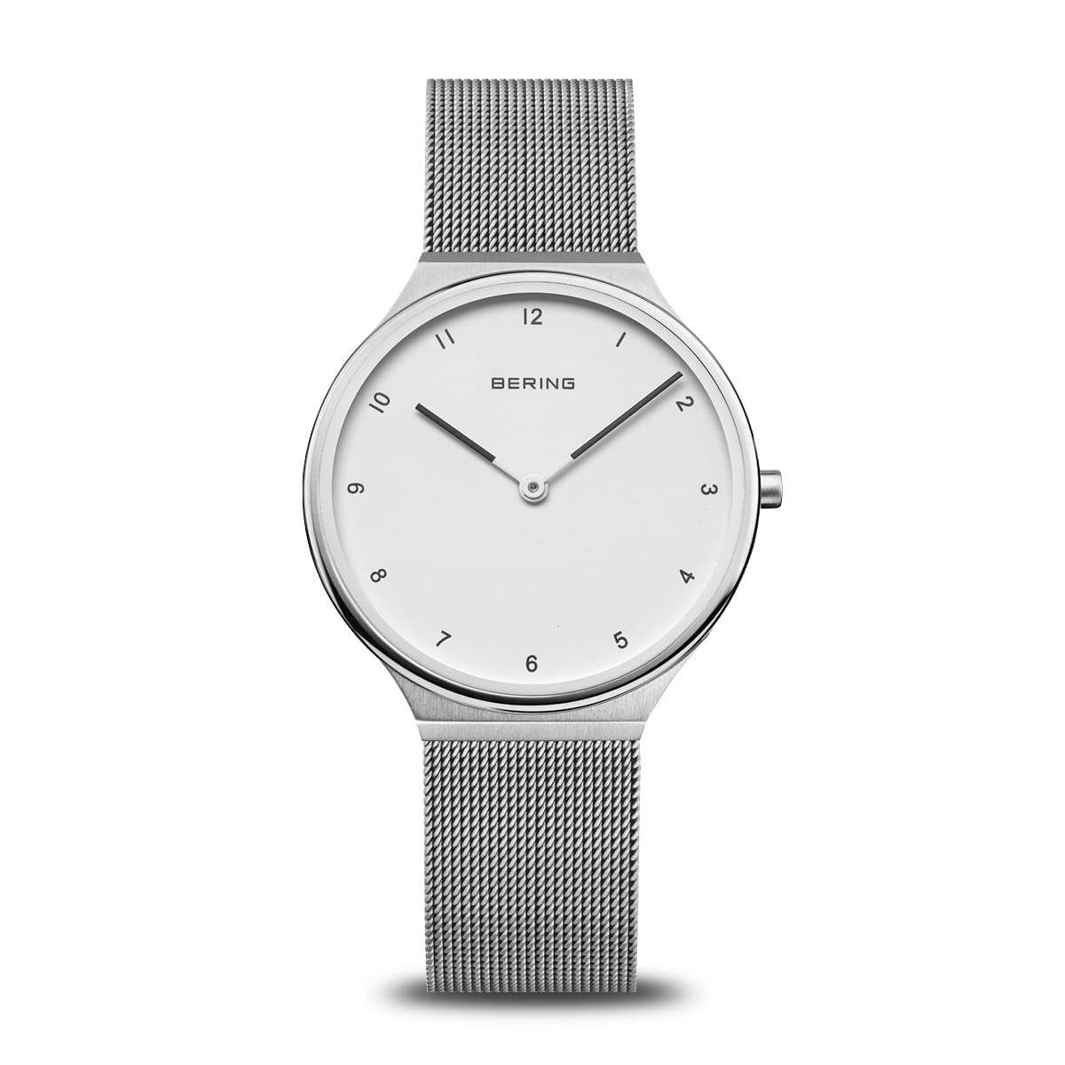 Reloj de mujer con esfera blanca y correa de malla de acero inoxidable.