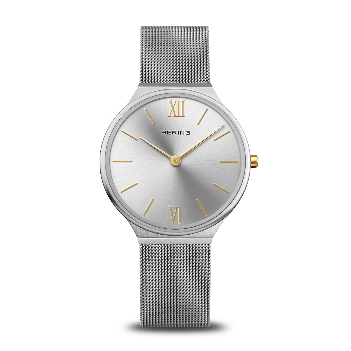 Reloj de mujer con esfera plateada, correa de malla metálica y detalles dorados en las horas.