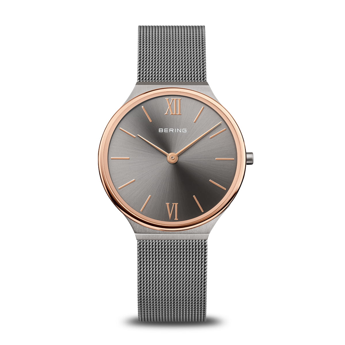 Reloj de mujer con esfera gris, caja plateada y detalles en rosa, correa de malla metálica.