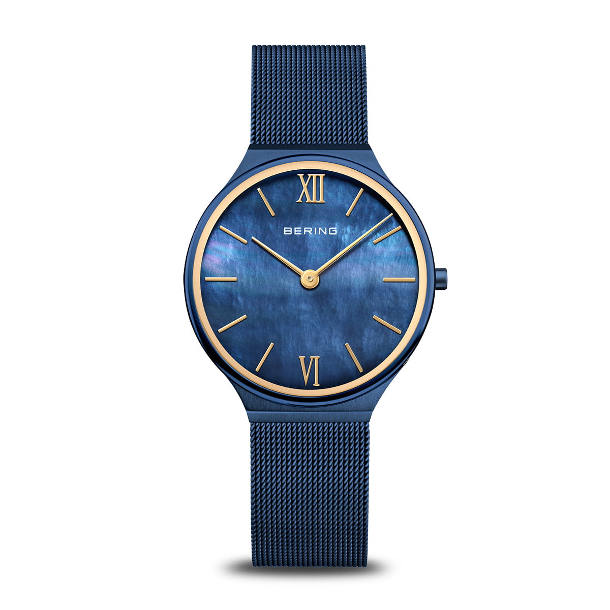 Reloj de dama con esfera azul, correa de malla metálica azul y detalles dorados.