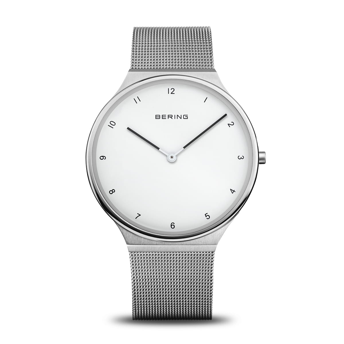 Reloj de mujer con esfera blanca y correa de malla de acero inoxidable.