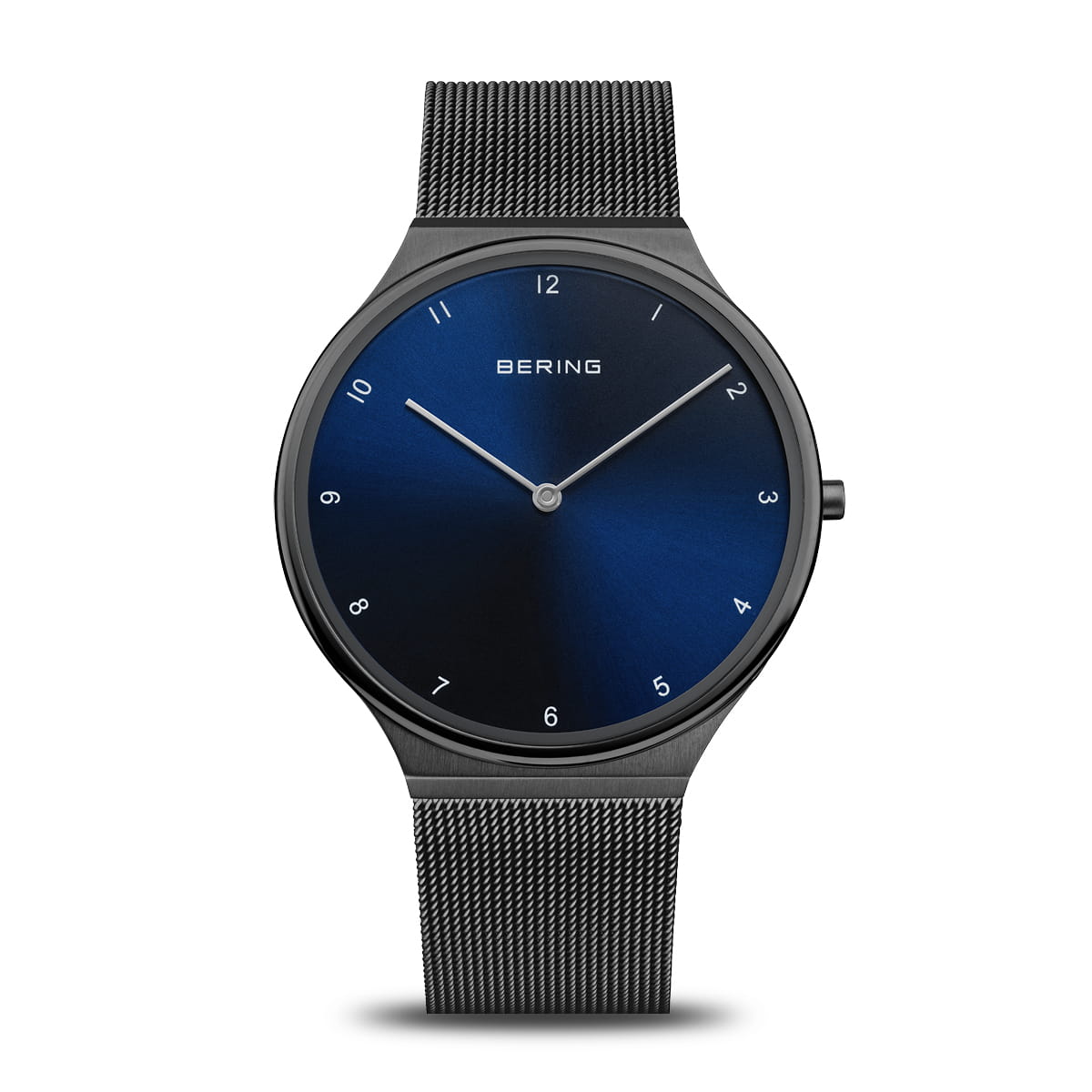 Reloj de mujer con esfera azul, correa de malla metálica negra y manecillas plateadas.