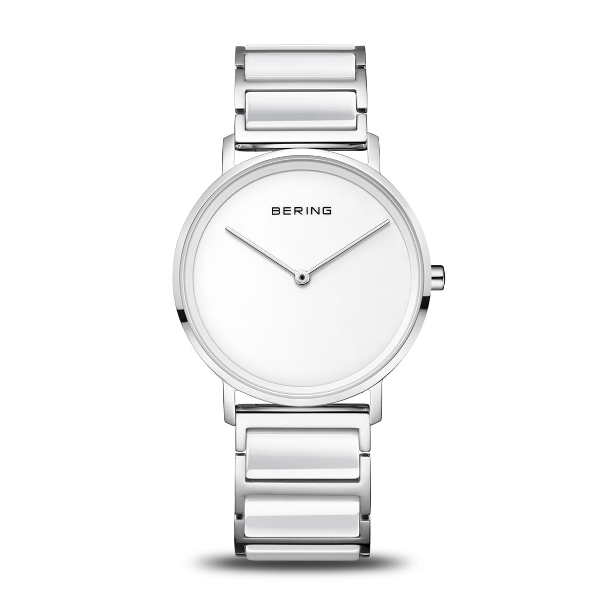 Reloj de mujer con esfera blanca y pulsera de acero inoxidable plateado.