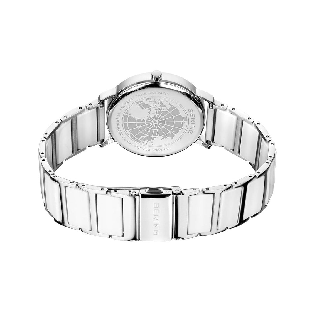 Het Bering dameshorloge 18535-754 is een zilveren polshorloge met een gepolijste metalen band, met een kaartgravure op de achterkant van de roestvrijstalen kast. De sluiting toont elegant Bering. Met Quartz-technologie wordt dit prachtige stuk tentoongesteld tegen een witte achtergrond.