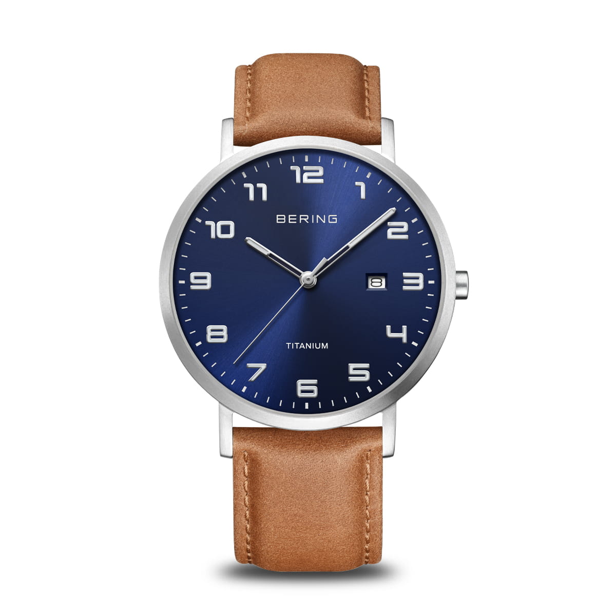 Reloj de hombre con esfera azul, caja de titanio y correa de cuero marrón.