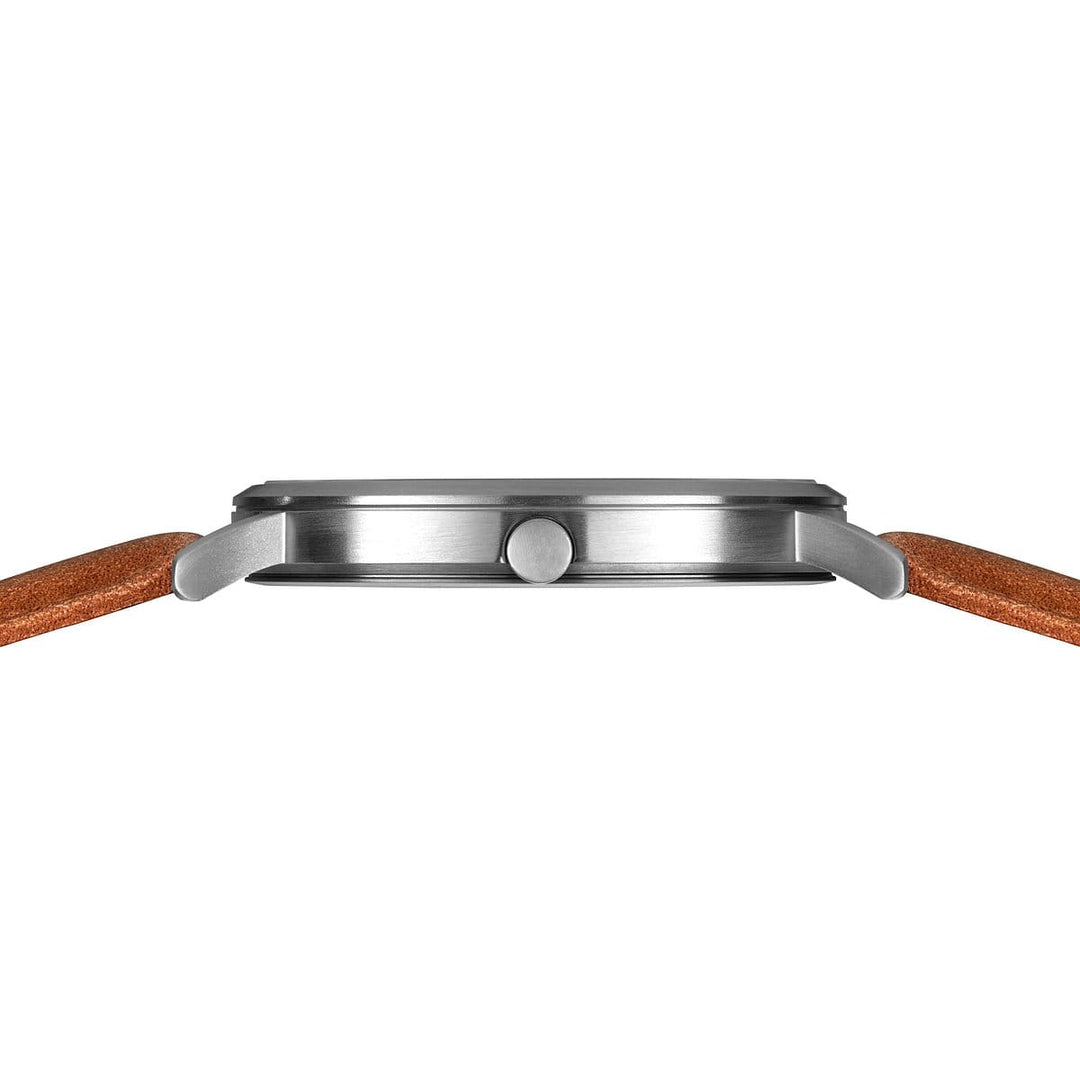 Zijaanzicht van een strak Bering herenhorloge, model 18640-568, met een roestvrijstalen kast, bruine leren band en groene wijzerplaat met saffierglas. Het minimalistische dunne ontwerp en de ronde knop zijn gemarkeerd.