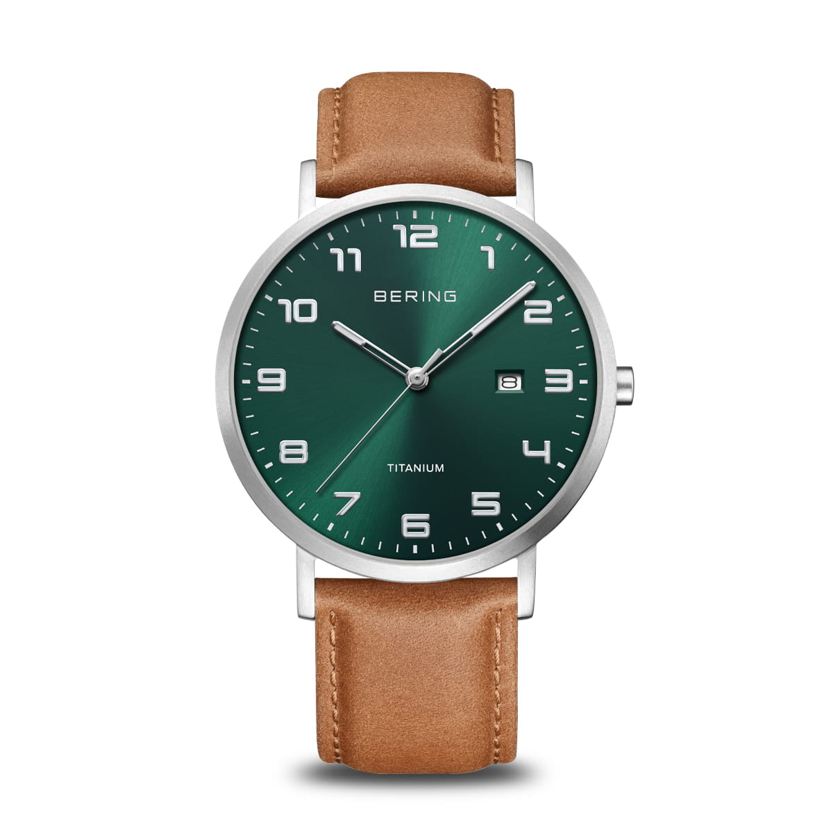 Reloj de hombre con esfera verde, caja de titanio y correa de cuero marrón.