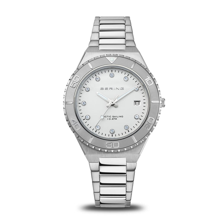 Het Bering dameshorloge 18936-704 is een zilveren polshorloge met een roestvrijstalen band, ronde bezel en witte wijzerplaat. Zilveren uurmarkeringen en wijzers, saffierglas, datumvenster op 3 uur en waterdichtheid 10 ATM maken dit elegante horloge compleet. De wijzerplaat toont BERING en ARCTIC SAILING.