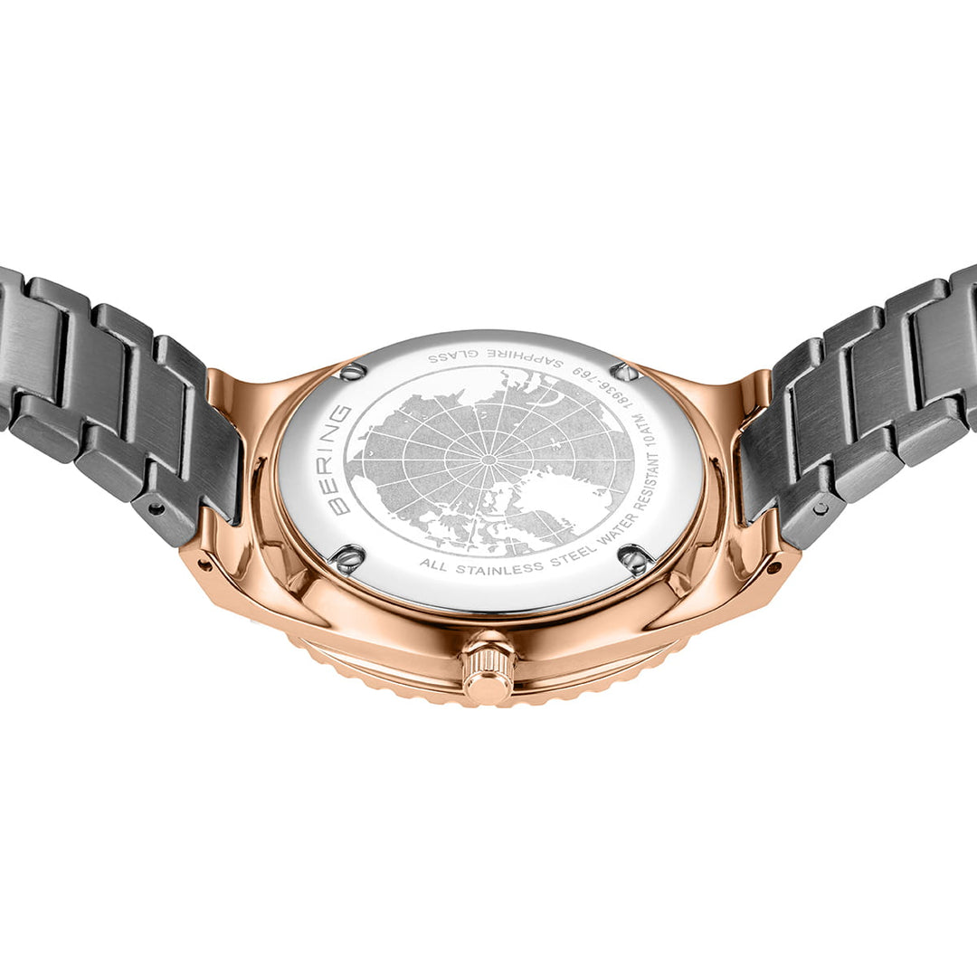 Ontdek het Bering dames horloge grijze wijzerplaat - 18936-769, een polshorloge van roestvrij staal met een kast van zilver en roségoud, een gegraveerde wereldkaart en logos op de achterkant, een geborstelde metalen band, waterbestendig en duurzaam saffierglas.