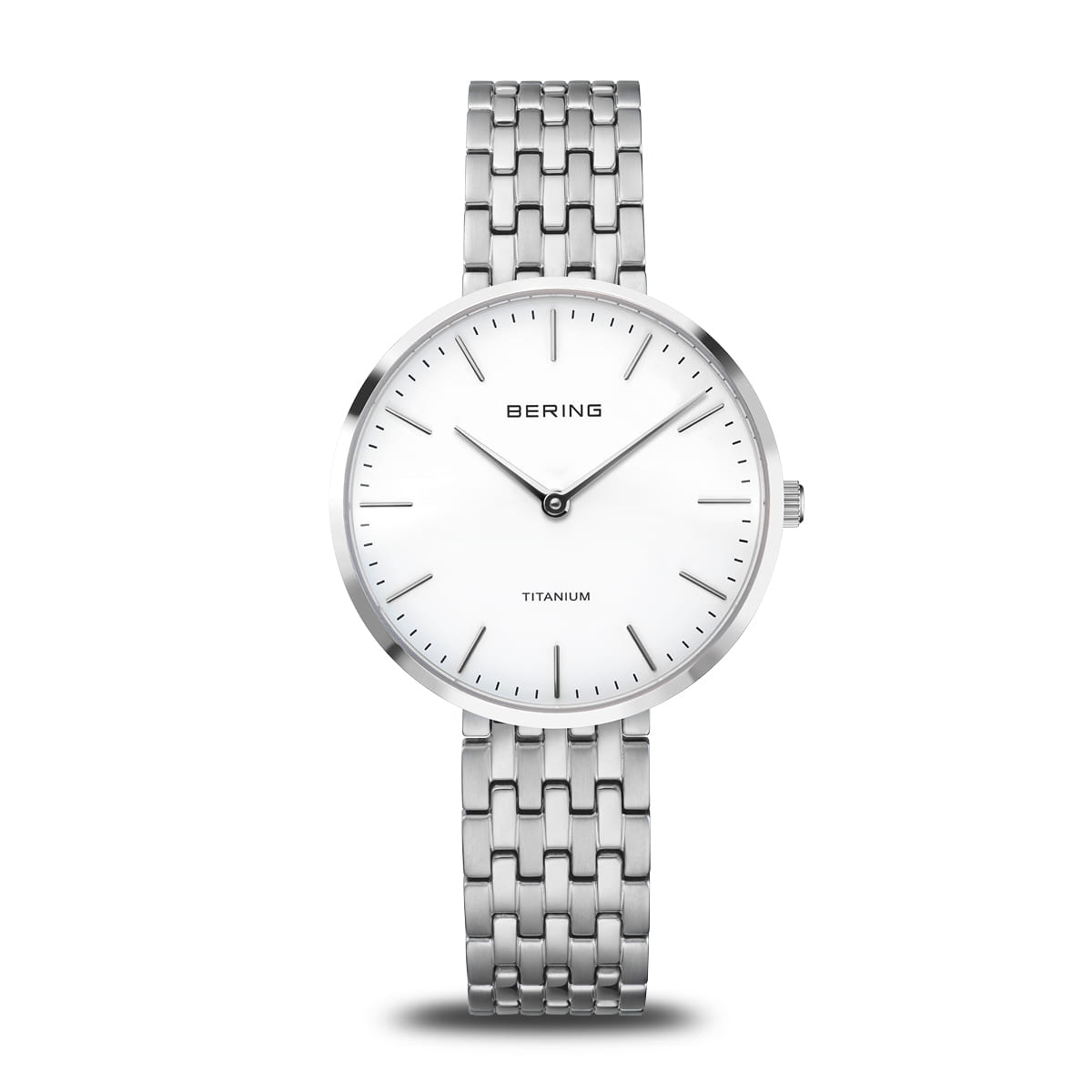 Reloj de dama con esfera blanca, caja de titanio y pulsera de malla plateada.
